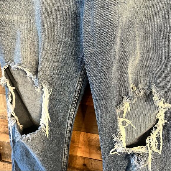 Hollister Distressed Ultra High Rise Mom Jeans Size 30/27 - Picture 6 of 10